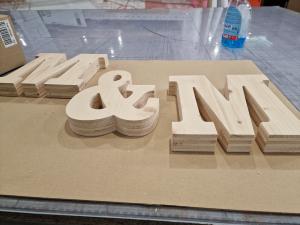 Enseigne lettre en Bois Sapin