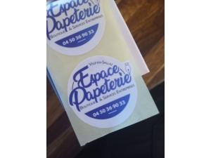 Etiquette adhsive en rouleau avec distributeur carton