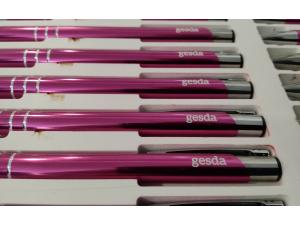 Stylo Alu � billes couleur fushia avec marquage par gravure lase sur le corps du stylo pour GESDA Campus Biotech � Ch�ne-Bourg
