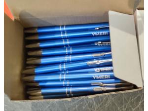 Stylo bille bleu marine en aluminium avec gravure laser pour Ymeri � Crissier